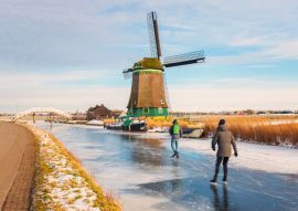 Lais Puzzle - Zwei Eisläufer, die an einem kalten Februartag auf einem zugefrorenen Poldergraben in Opmeer, Niederlande, Schlittschuhlaufen - 100, 200, 500 & 1.000 Teile