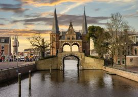 Lais Puzzle - Der Waterpoort in Sneek (Friesland, Niederlande) während eines schönen Sonnenuntergangs/Sonnenaufgangs - 100, 200, 500 & 1.000 Teile