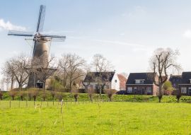 Lais Puzzle - Blick auf die Windmühle 'Prins van Oranje' des malerischen alten Dorfes Buren in Neder-Betuwe, Gelderland, Niederlande. - 100, 200, 500 & 1.000 Teile