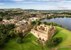 Lais Puzzle - Die Skyline von Linlithgow mit den Ruinen des Linlithgow Palace und der St. Michael's Kirche aus der Luft. Linlithgow, West Lothian, Schottland - 100, 200, 500 & 1.000 Teile