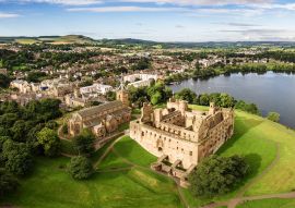 Lais Puzzle - Die Skyline von Linlithgow mit den Ruinen des Linlithgow Palace und der St. Michael's Kirche aus der Luft. Linlithgow, West Lothian, Schottland - 100, 200, 500 & 1.000 Teile