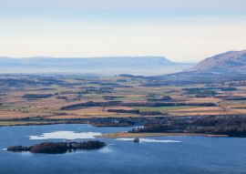 Lais Puzzle - Blick nach Westen von den Lomond Hills auf Kinross, Loch Leven und die entfernten Ochil Hills, Fife, Schottland - 100, 200, 500 & 1.000 Teile