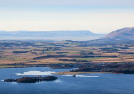 Lais Puzzle - Blick nach Westen von den Lomond Hills auf Kinross, Loch Leven und die entfernten Ochil Hills, Fife, Schottland - 100, 200, 500 & 1.000 Teile