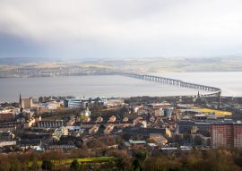 Lais Puzzle - Blick auf das Stadtzentrum von Dundee und die Eisenbahnbrücke über den Firth of Tay bei starken Regenfällen im Winter - 100, 200, 500 & 1.000 Teile
