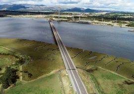 Lais Puzzle - Luftaufnahme des Verkehrs auf der Clackmannanshire-Brücke über den Fluss Forth - 100, 200, 500 & 1.000 Teile