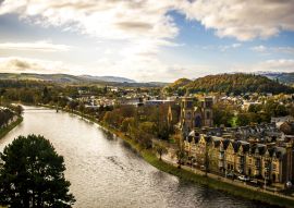 Lais Puzzle - Inverness Schottland Landschaft mit Gebäuden Architektur Inverness Reisen Schottland Konzept im Herzen der Highlands - 100, 200, 500 & 1.000 Teile