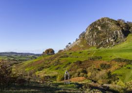 Lais Puzzle - Loudoun Hill und The Spirit of Scotland Monument. Der Hügel ist ein vulkanischer Pfropfen in der Nähe von Darvel, East Ayrshire, Schottland, Vereinigtes Königreich - 100, 200, 500 & 1.000 Teile