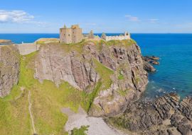 Lais Puzzle - Panorama einer Klippe mit alter Burg in einer Bucht mit blauem Himmel und weißen Wolken in Dunnottar Castle, nahe Stonehaven, Aberdeenshire, schottland - 100, 200, 500 & 1.000 Teile
