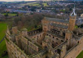 Lais Puzzle - Luftaufnahme von Linlithgow Castle Ruins, dem Geburtsort von Mary Queen of Scots in West Lothian, Schottland - 100, 200, 500 & 1.000 Teile