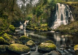 Lais Puzzle - Langzeitbelichtungsaufnahme der Linn Jaw Wasserfälle, in der Nähe von Livingston, Schottland, mit moosbewachsenen Felsen im Vordergrund und rund um die Wasserfälle und weißen Schaumstreifen im Wasser. West Lothian. UK - 100, 200, 500 & 1...