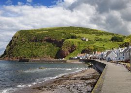 Lais Puzzle - Reihe von weißen Häusern von Pennan Küstenfischerdorf an der Nordsee in Aberdeenshire Schottland UK mit Black Hill Meer Klippe - 100, 200, 500 & 1.000 Teile