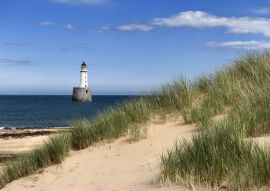 Lais Puzzle - Rattray Head Leuchtturm in der Nordsee bei Buchan Aberdeenshire Schottland mit Seegras auf Sanddünen und Sandstrand - 100, 200, 500 & 1.000 Teile