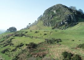 Lais Puzzle - Luftbild über Loudoun Hill in East Ayrshire, Schottland. Hier fand die Schlacht von Loudoun Hill zwischen einer schottischen Streitmacht unter Führung von Robert the Bruce und den Engländern statt - 100, 200, 500 & 1.000 Teile