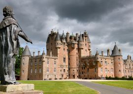 Lais Puzzle - Vorderer Rasen von Glamis Castle, dem Elternhaus der Königinmutter, mit einer Bleistatue von König James I. von England und König James VI. von Schottland - 100, 200, 500 & 1.000 Teile