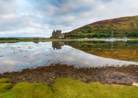 Lais Puzzle - Ein Panoramablick auf die Burg aus dem 13. Jahrhundert in Lochranza bei Flut auf der Isle of Arran in Schottland - 100, 200, 500 & 1.000 Teile