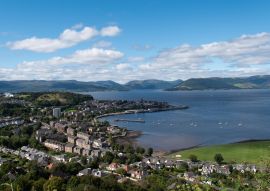 Lais Puzzle - Landschaftliche Ansicht der Stadt und des Hafens von Gourock in Inverclyde in Schottland. Blauer Himmel, sonniger Tag in der Umgebung von Greenock - 100, 200, 500 & 1.000 Teile