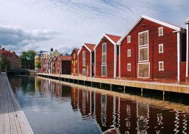 Lais Puzzle - Schweden, Hudiksvall, Hafenzeile mit Kanal, Holzh - 100, 200, 500 & 1.000 Teile