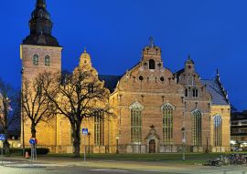 Lais Puzzle - Kirche der Heiligen Dreifaltigkeit (Heliga Trefaldighetskyrkan) in Kristianstad in der Abenddämmerung, Schweden - 100, 200, 500 & 1.000 Teile