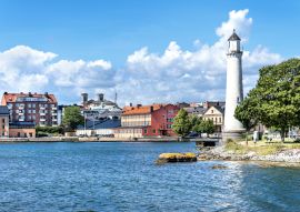 Lais Puzzle - Karlskrona, Schweden: Alter Leuchtturm und Gebäude im Hintergrund - 100, 200, 500 & 1.000 Teile