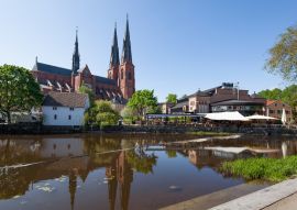 Lais Puzzle - Uppsala Kirche mit seiner Reflexion auf dem Fluss - 100, 200, 500 & 1.000 Teile