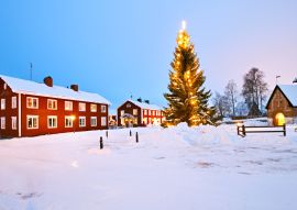 Lais Puzzle - Geschmückter Weihnachtsbaum im Kirchendorf Gammelstad, Lulea; Schweden - 100, 200, 500 & 1.000 Teile