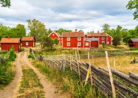 Lais Puzzle - Das historische Dorf Stensjo in Smaland, Schweden, von einer nahe gelegenen Landstraße aus gesehen - 100, 200, 500 & 1.000 Teile