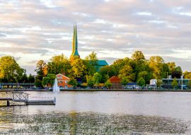 Lais Puzzle - Ein malerischer und leerer Holzsteg am schwedischen See Trummen in Vaxjo, in der Region Smaland, Schweden an einem sonnigen Tag mit einigen Wolken am Himmel. Vaxjo ist bekannt als die grünste Stadt in Europa - 100, 200, 500 & 1.000 Teile