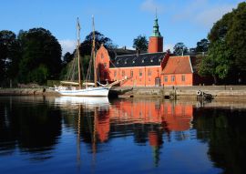 Lais Puzzle - Schloss Halmstad (Halmstads slott), ein Schloss aus dem 17. Jahrhundert am Fluss Nissan in Halmstad, in der Provinz Halland, Schweden mit einem davor liegenden Zweimaster - 100, 200, 500 & 1.000 Teile