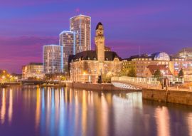 Lais Puzzle - Abendliches Stadtbild von Malmö, Schweden. Moderne und alte historische Gebäude spiegeln sich im Wasser. Malerischer Sonnenuntergang in einer Stadt - 100, 200, 500 & 1.000 Teile