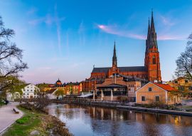Lais Puzzle - Sonnenuntergang Blick auf Uppsala Kathedrale reflektierend auf Fluss Fyris in Schweden - 100, 200, 500 & 1.000 Teile