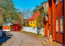 Lais Puzzle - Blick auf traditionelle Holzhäuser in der Altstadt Gamla Linkoping, Schweden - 100, 200, 500 & 1.000 Teile