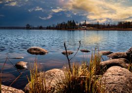 Lais Puzzle - Stimmungsvoller Blick über den See Moeckeln in Karlskoga in Schweden an einem sonnigen Frühlingstag - 100, 200, 500 & 1.000 Teile