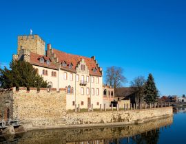 Lais Puzzle - Die historische Wasserburg in Flechtingen von einem Wanderweg aus gesehen - 40, 100, 200, 500 & 1.000 Teile