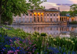 Lais Puzzle - Der Palast auf der Insel - Łazienki Królewskie. Ein neoklassizistischer Palast in Warschau mit vielen Blumen im Frühling - 100, 200, 500 & 1.000 Teile