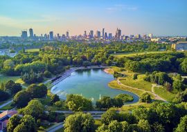 Lais Puzzle - Ein schöner Panoramablick auf den Sonnenuntergang in einem fabelhaften Abend im Juni von der Drohne in Pola Mokotowskie in Warschau, Polen - "Mokotow Field" ist ein großer Park in Warschau - Heißt "Jozef Pilsudski Park" - 100, 200, 500...