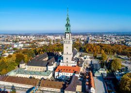 Lais Puzzle - Polen, Częstochowa. Das befestigte Kloster Jasna Góra und die Kirche auf dem Hügel. Berühmter historischer Ort und polnischer katholischer Wallfahrtsort mit der wundertätigen Ikone der Schwarzen Madonna. Luftaufnahme im Herbst - 100, 200...