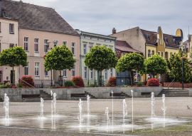 Lais Puzzle - Brunnen auf dem Freiheitsplatz in der Stadt Czarnkow, Region Großpolen (Wielkopolska), Polen - 100, 200, 500 & 1.000 Teile