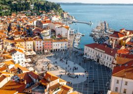 Lais Puzzle - Schöne Luftaufnahme der Stadt Piran mit dem Hauptplatz Tartini, alten Gebäuden mit roten Dächern und der Adria im Südwesten Sloweniens - 100, 200, 500 & 1.000 Teile