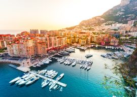 Lais Puzzle - Panoramablick auf Port de Fontvieille in Monaco. Azur-Küste. Bunte Bucht mit vielen Luxusyachten im Sonnenuntergang - 100, 200, 500 & 1.000 Teile