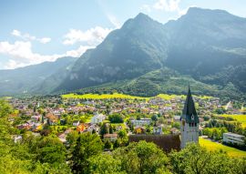 Lais Puzzle - Landschaftsaufnahme des Dorfes Balzers mit der Kirche des Heiligen Nikolaus in Liechtenstein - 100, 200, 500 & 1.000 Teile