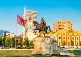 Lais Puzzle - Skanderbeg-Platz mit Fahne, Skanderbeg-Denkmal und Et'hem-Bey-Moschee im Stadtzentrum von Tirana, Albanien - 100, 200, 500 & 1.000 Teile