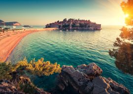 Lais Puzzle - Blick auf das adriatische Meer und Sveti Stefan bei Sonnenuntergang. Milocer Park. Küste Budva Riviera. Montenegro - 100, 200, 500 & 1.000 Teile