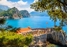 Lais Puzzle - Schöne mediterrane Landschaft - Stadt Petrovac, Montenegro - 100, 200, 500 & 1.000 Teile