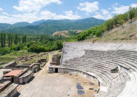 Lais Puzzle - Das antike Theater zwischen den römischen Ruinen von Heraclea Lyncestis in Bitola, Republik Nordmazedonien - 100, 200, 500 & 1.000 Teile