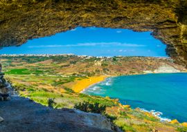 Lais Puzzle - Luftaufnahme der Ir-Ramla-Bucht auf Gozo durch die Tal-Mixta-Höhle, Malta - 100, 200, 500 & 1.000 Teile