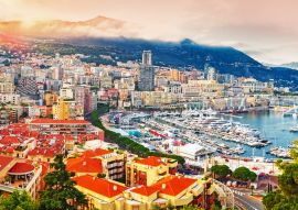 Lais Puzzle - Fürstentum Monaco. Malerischer Panoramablick auf Monaco bei Sonnenuntergang. Blick auf Wohngebäude, Casino, Hafen mit Luxusyachten. Monaco ist ein beliebtes Reiseziel für Glücksspiel - 100, 200, 500 & 1.000 Teile