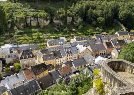 Lais Puzzle - Erhöhter Panoramablick auf die Stadt Larochette, Fiels oder Fels in Luxemburg vom Schloss Larochette - 100, 200, 500 & 1.000 Teile