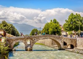 Lais Puzzle - Prizren, Kosovo - Touristen und Einheimische überqueren eine Steinbrücke, ein berühmter Ort in der Altstadt von Prizren im Kosovo - 100, 200, 500 & 1.000 Teile