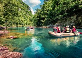 Lais Puzzle - Ausflüge mit Schlauchbooten auf dem Fluss Tara. Aufregender Sommerblick auf die Tara-Schlucht, Montenegro, Europa. Schöne Welt der Mittelmeerländer. Aktiver Tourismus Konzept Hintergrund - 100, 200, 500 & 1.000 Teile