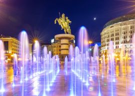 Lais Puzzle - Platz Mazedonien in Skopje bei Nacht mit tanzenden beleuchteten Brunnen und der Statue von Alexander dem Großen (Krieger auf einem Pferd) im Hintergrund - 100, 200, 500 & 1.000 Teile